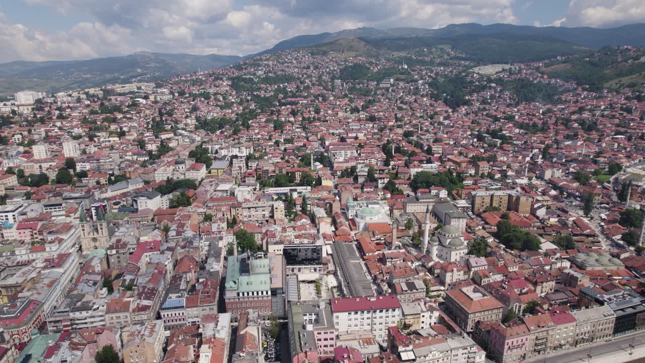 Quang cảnh Nhà thờ Hồi giáo Gazi Husrev-beg trong thành phố Sarajevo rộng lớn, Nam Âu