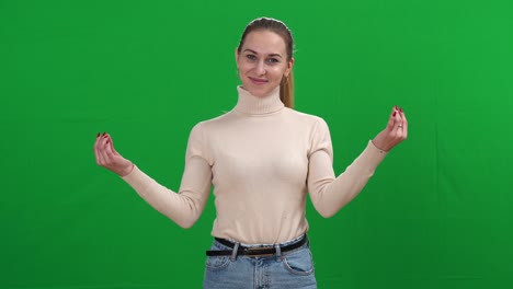 retrato de una mujer joven relajada meditando mirando a la cámara y cerrando los ojos. feliz sonriente tranquila dama caucásica disfrutando del ocio en el fondo chromakey. tranquilidad y estilo de vida