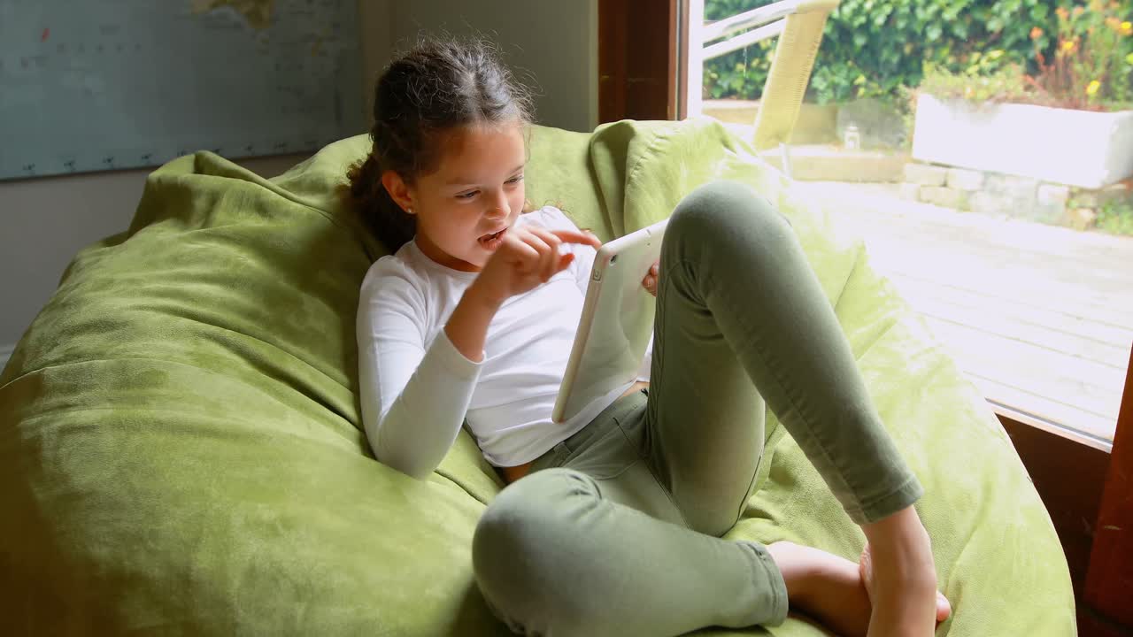 집에서 디지털 태블릿을 사용하는 소녀 4k