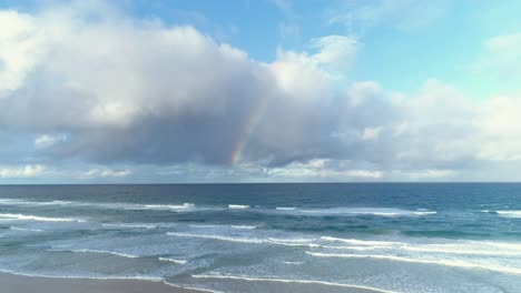 Rise-up-drone-shot-on-the-east-coast-of-Fraser-Island