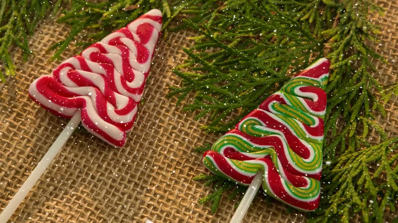 크리스마스 트리 장식과 함께 내리는 눈