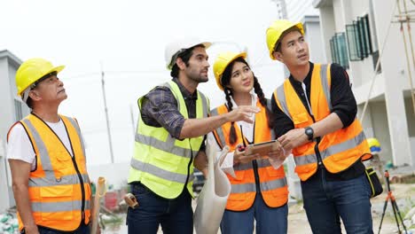 cuatro ingenieros civiles trabajando.