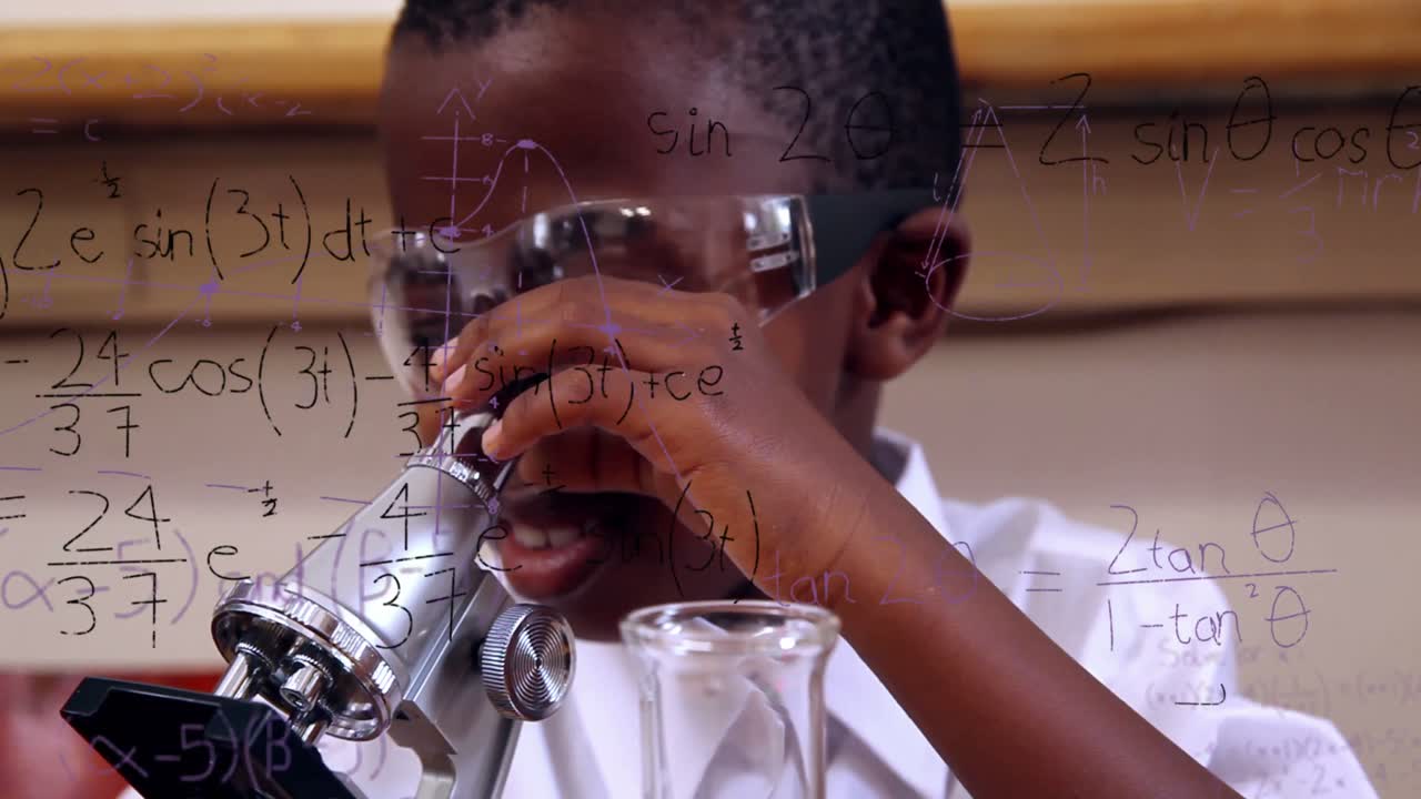 현미경을 사용하여 미소 짓는 학생 위에 수학 수식의 애니메이션