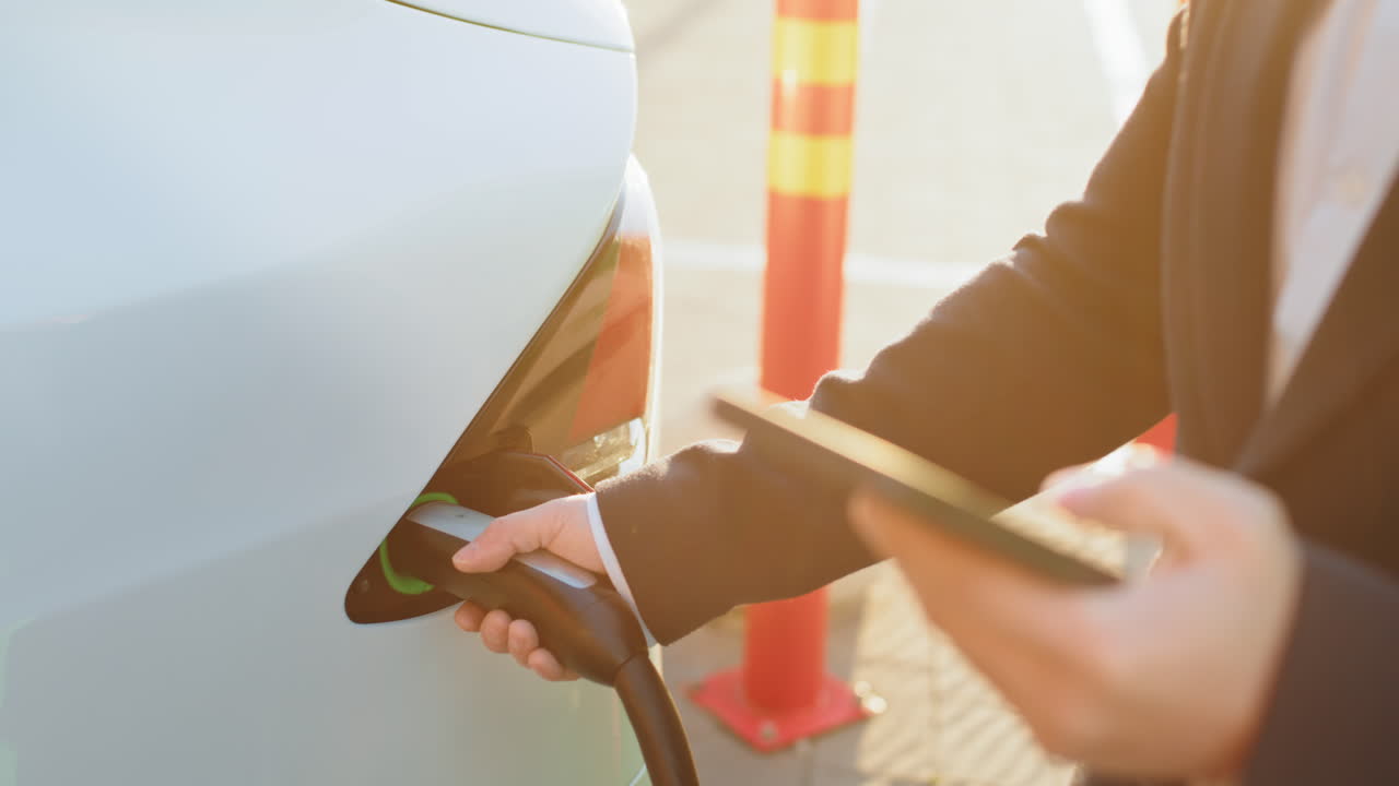 전기 자동차를 충전하는 여자