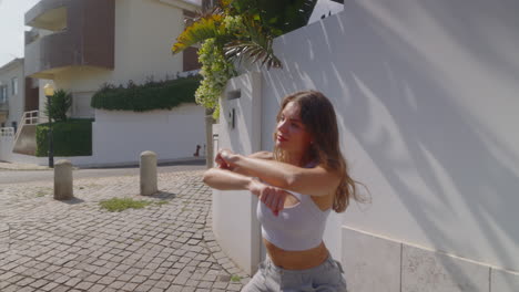 mujer caminando por una calle de una ciudad europea