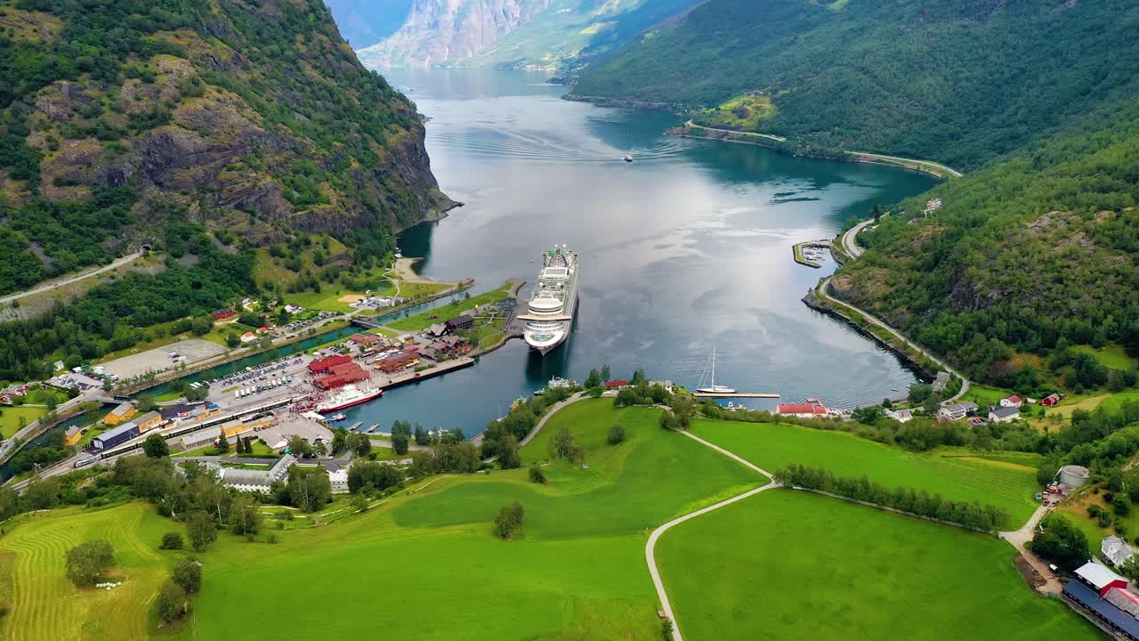 aurlandsfjord는 새벽에 불꽃의 도시입니다.