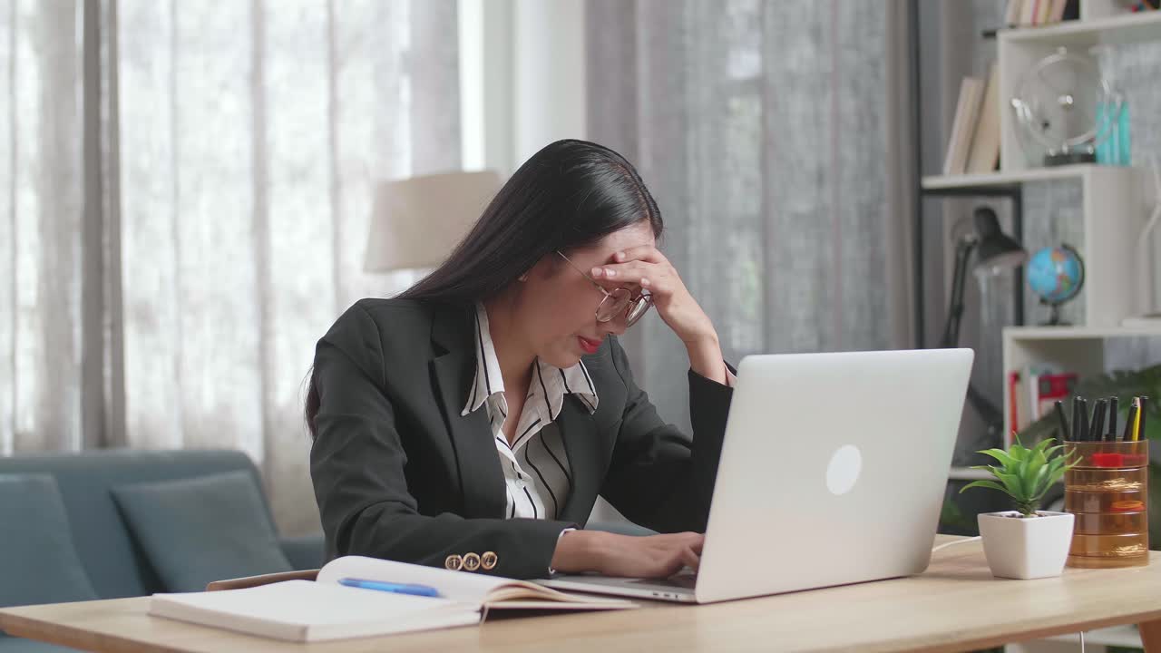 노트북에서 스트레스를 받는 여자