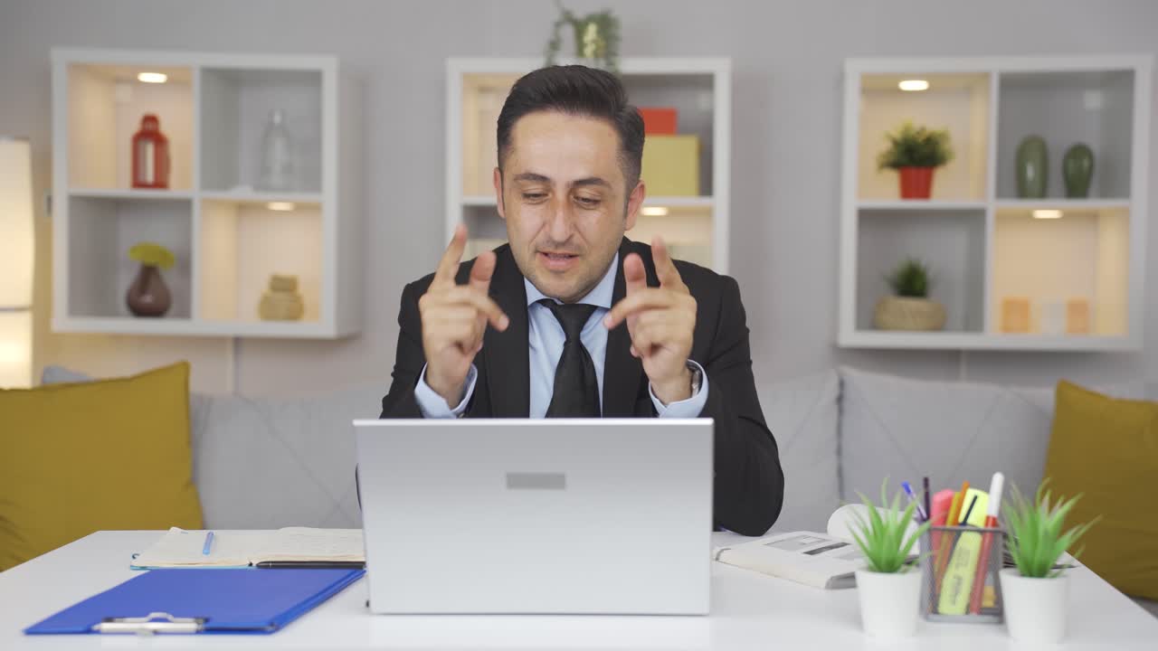 온라인 비즈니스 미팅에 참석하는 홈 오피스 직원.