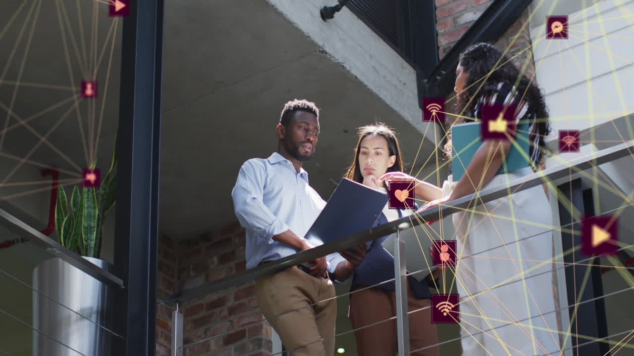animación de iconos conectados que forman un globo, vista de ángulo bajo de diversos compañeros de trabajo compartiendo ideas