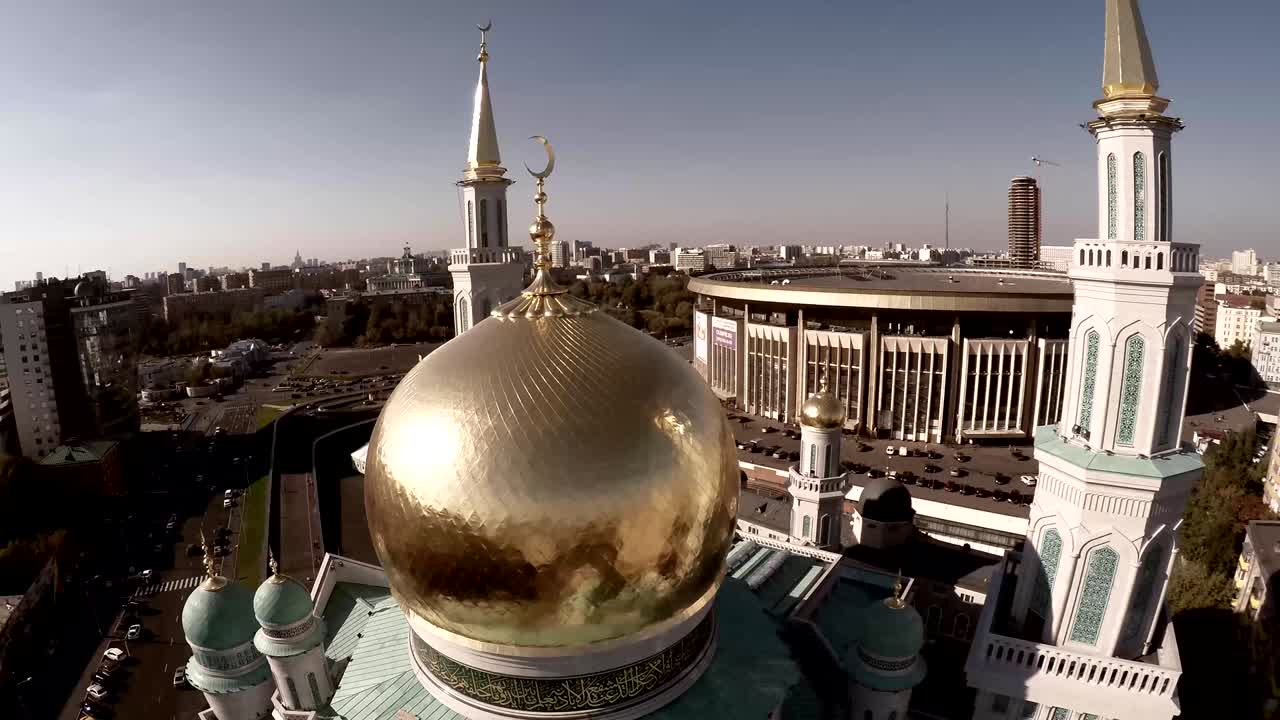 tomada aérea de la mezquita de la catedral de moscú. nueva construcción de religión en rusia. la más grande de europa. imágenes aéreas únicas de quadcopter. mezquita de la catedral de moscú, rusia. la mezquita principal de moscú, nuevo punto de referencia.