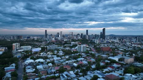 Establishing-pull-away-shot-of-Brisbane-City-and-Surrounding-Suburbs,-Drone-flying-over-Kelvin-Grove-Red-Hill-Area