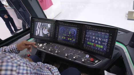 el panel de control del conductor del tranvía moderno