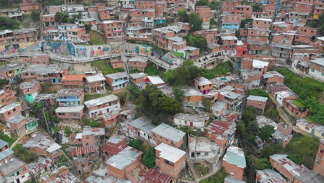 ghetto slum comuna 13 medellin colombia - pullback antena