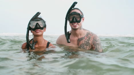 pareja con gafas de buceo