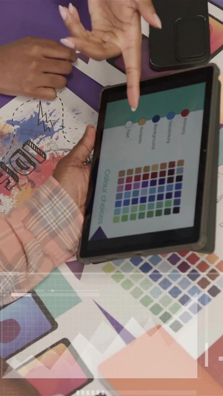 Animazione di elaborazione dati su diversi professionisti che usano un tablet in ufficio.