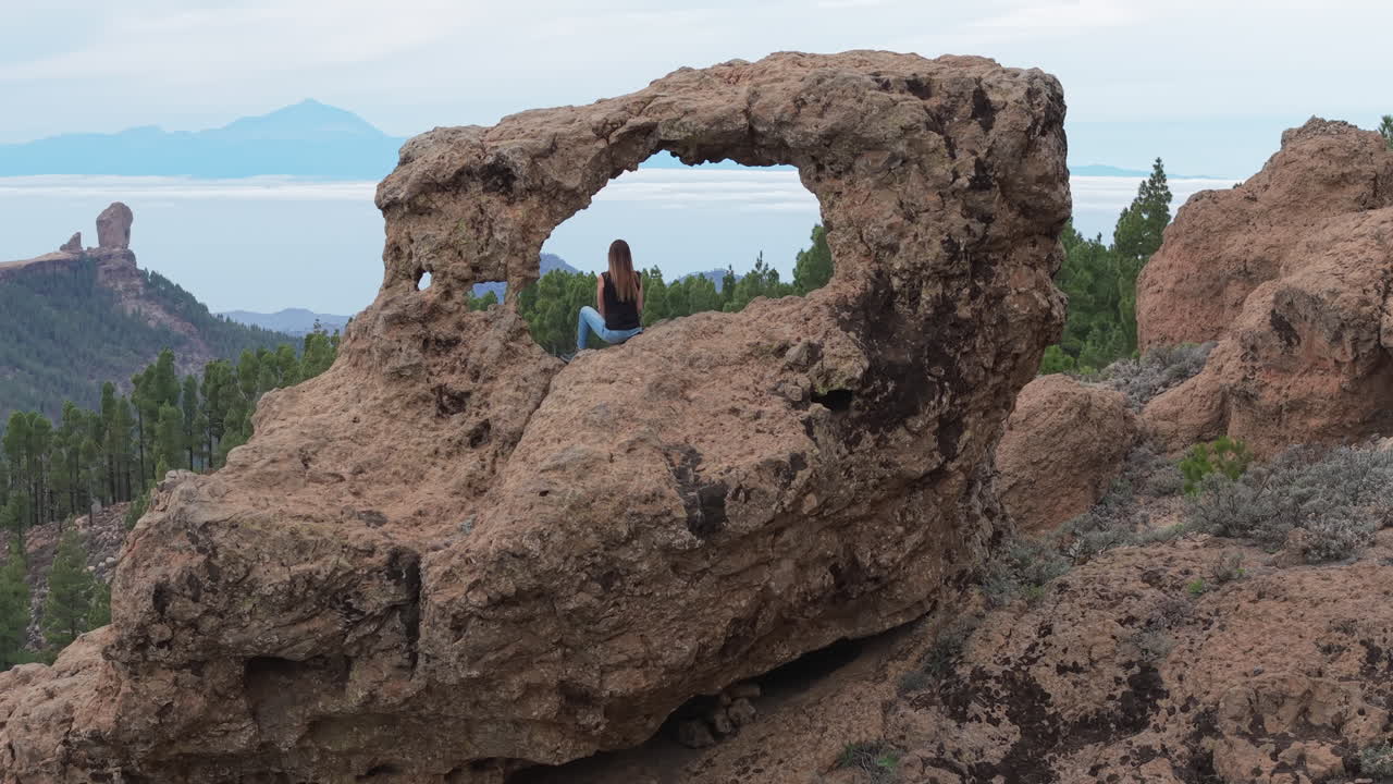 A Natural Balcony: Window of Roque Nublo (Gañifa):
Elegant aerial footage of a woman enjoying the view from Gran Canaria’s Window of Roque Nublo. Gran Canaria.