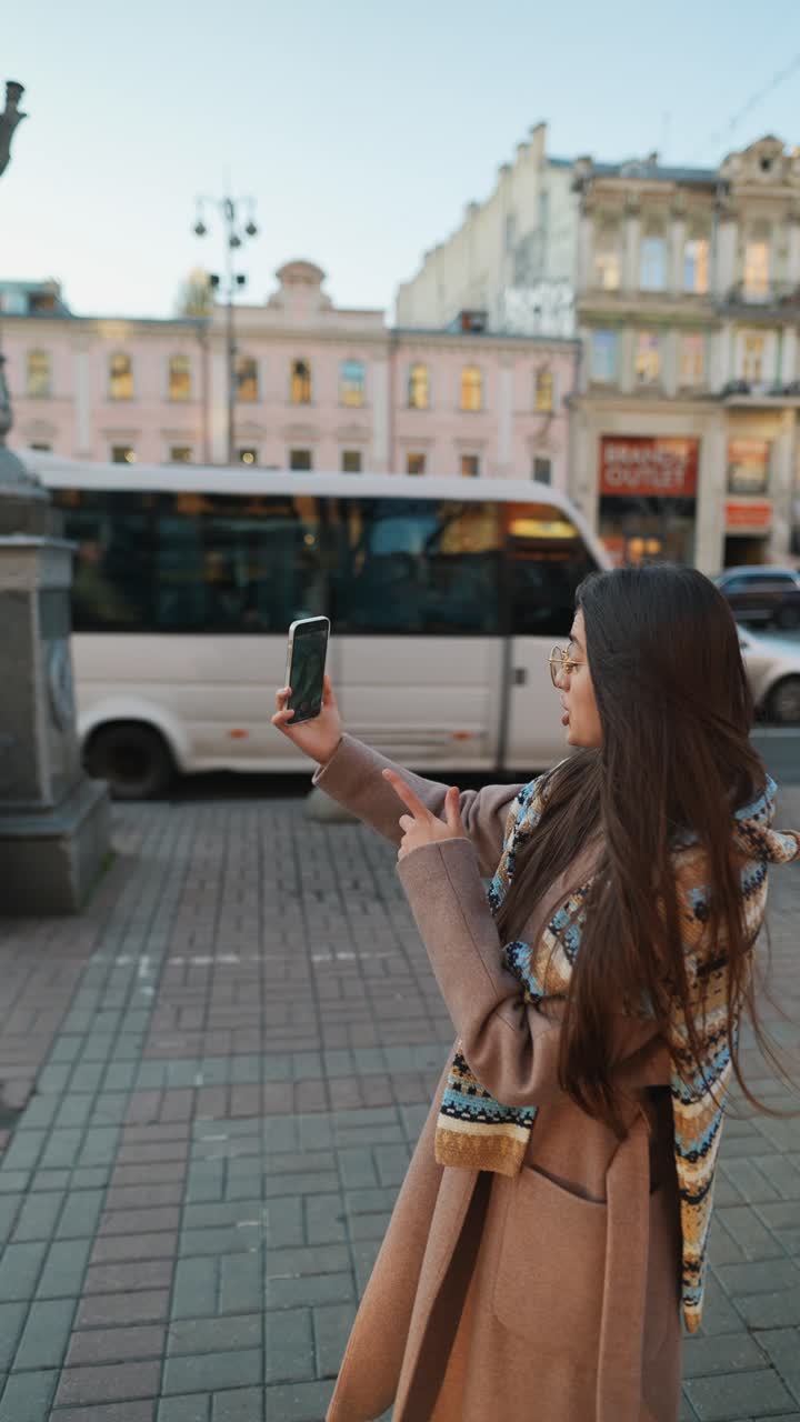 mujer tomando una selfie en la calle de la ciudad
