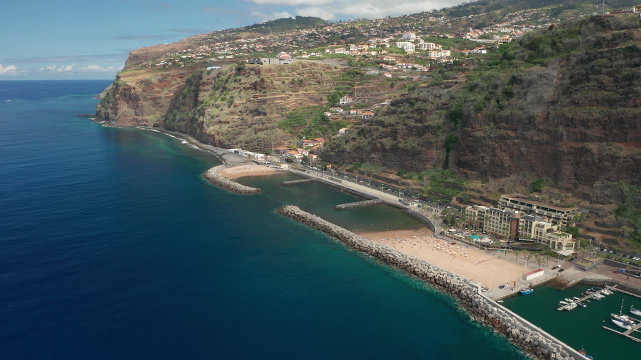 costa turistica sull'isola vulcanica con spiaggia sabbiosa calheta artificiale