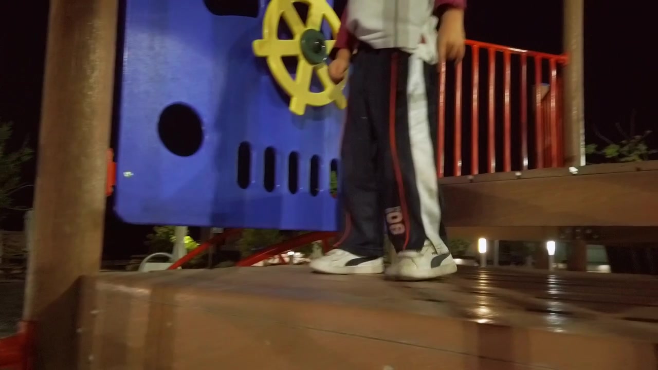 Bambino al parco giochi Bambino al parco giochi
