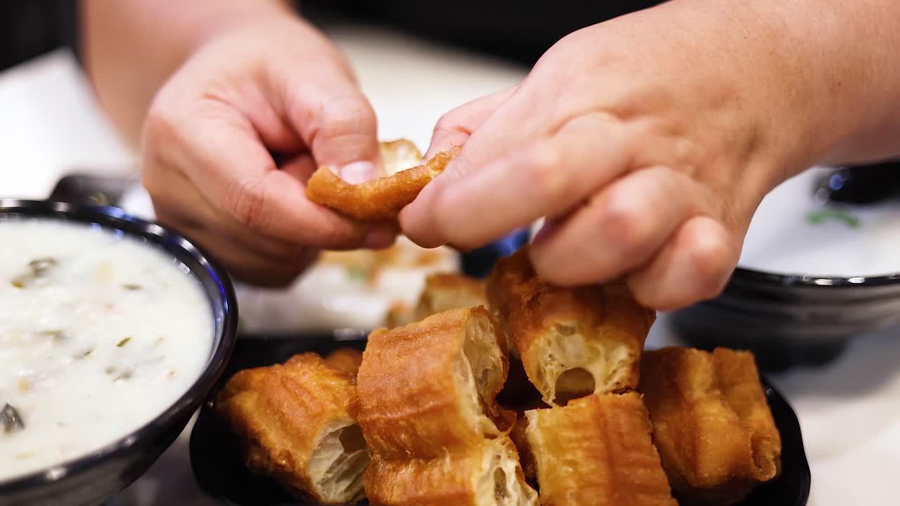 손을 고 반죽 막대기를 나누는 것