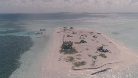 campamento de kitesurf en la playa mar caribe, toma aérea dar la vuelta atolón saqui saqui los roques