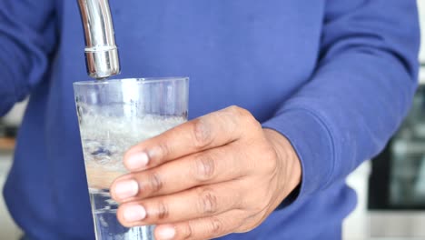 agua que se vierte de un grifo en cámara lenta