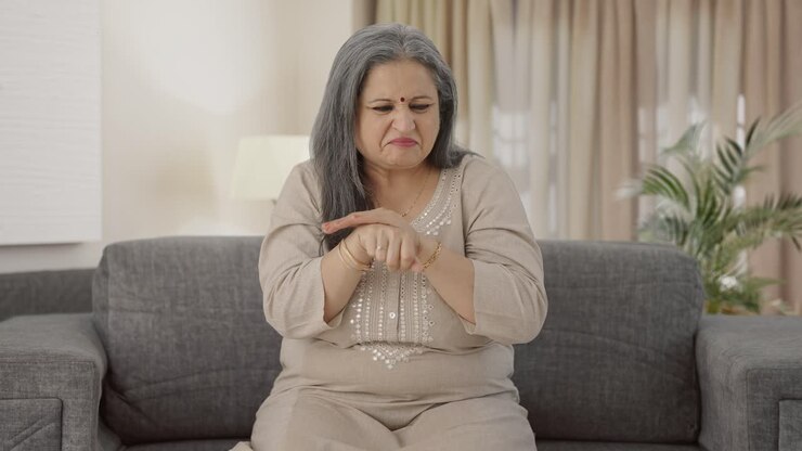 anciana india enferma que sufre de artritis