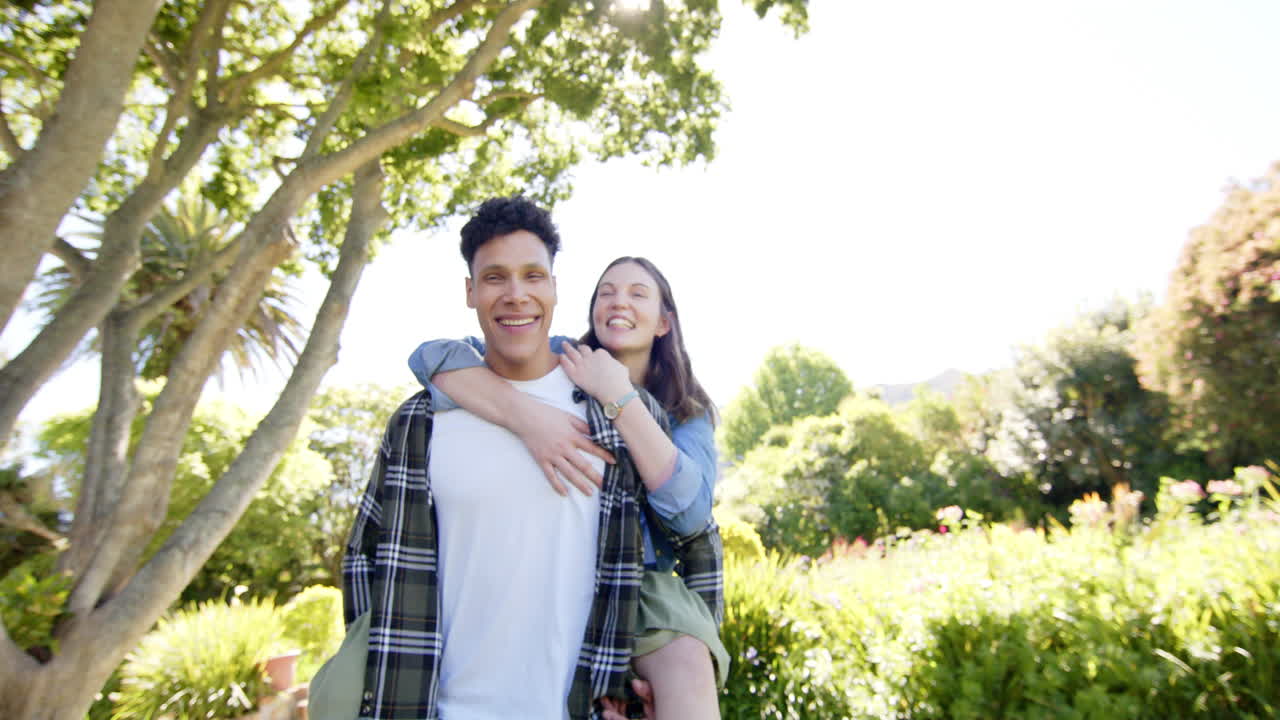 다양한 행복한 커플이 돼지 등에 타고 놀고 은 정원에서 고, 스로우 모션으로 공간을 복사합니다.