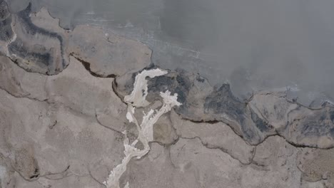 Die-Obere-Aufnahme-Des-Hochwassers-Trifft-Auf-Das-Tote-Meer,-Die-Fliege-Dreht-Sich-Nach-Unten