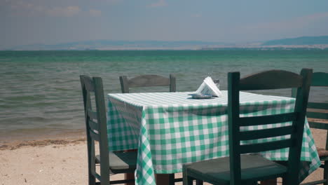 vista en la mesa y cuatro sillas en la costa