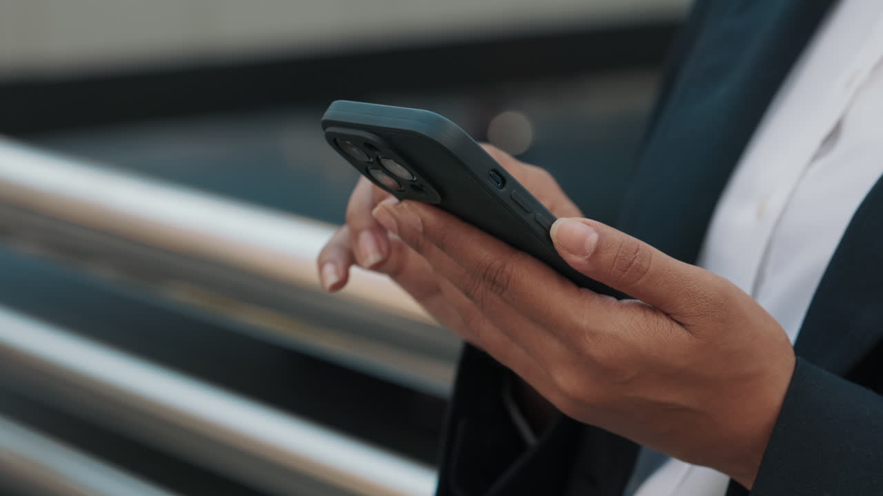 persona que utiliza un teléfono inteligente