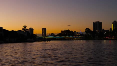 horizonte de la ciudad y el canal al atardecer