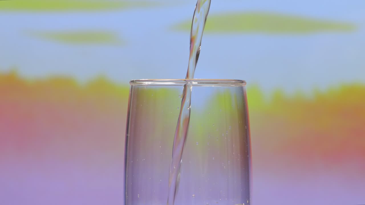 유리잔 에 물 을 부어 넣는 것