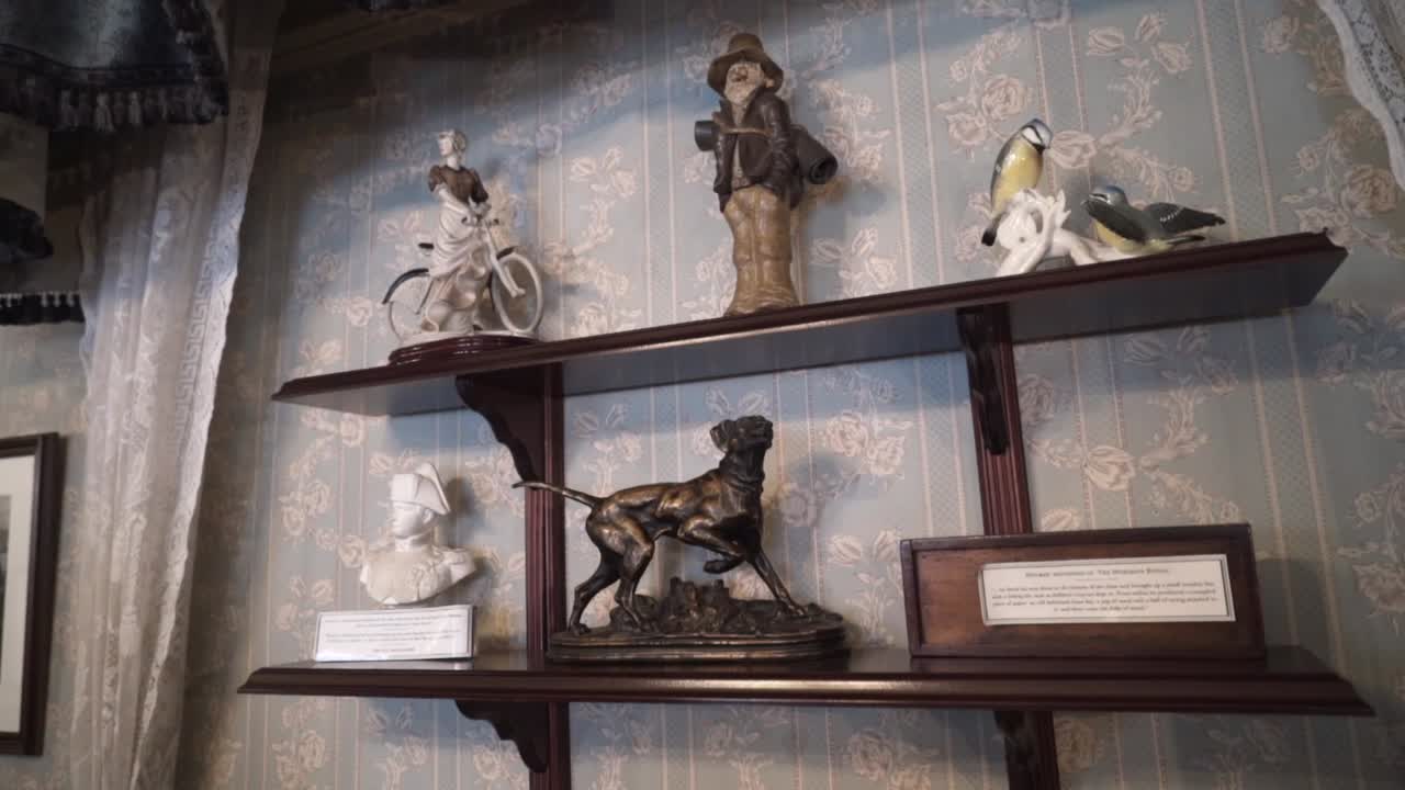 estatuillas antiguas en los estantes de exhibición