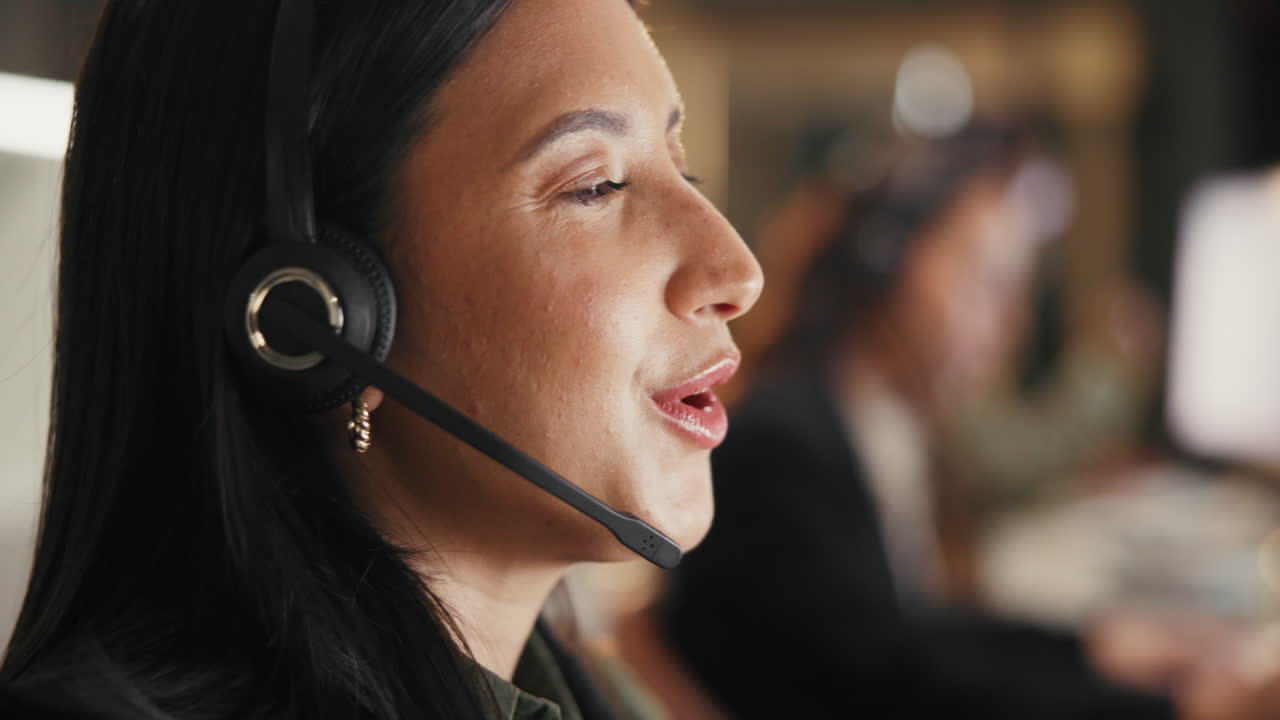 Kvinne som jobber i et kundesenter med et headset