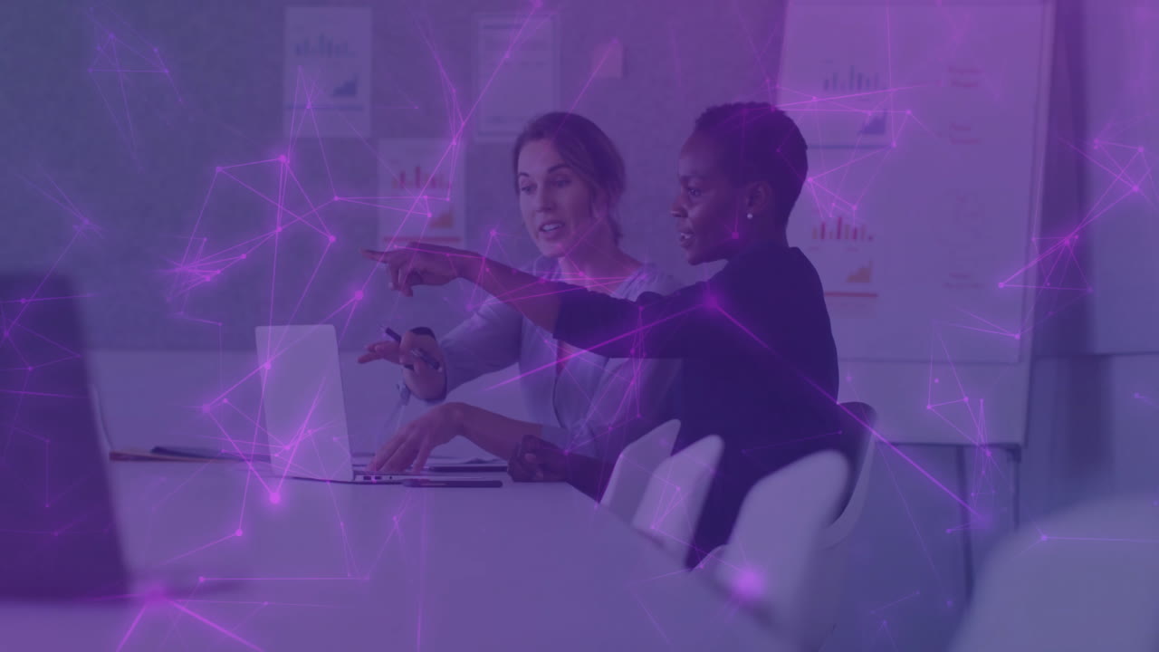 Due donne che collaborano in ufficio, con animazione di rete digitale in sovrimpressione