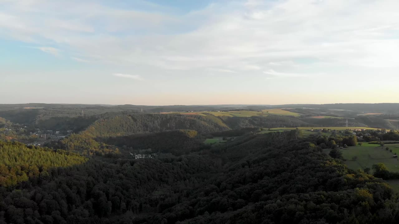 vista aérea de las ardenas, la roche en ardenne, bélgica, europa, 4k, 25fps