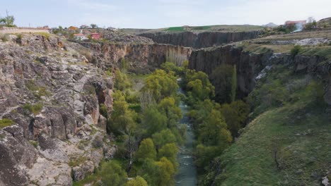 La-Ciudad-De-Göreme-Con-Casas-De-Roca-Frente-A-Los-Valles-De-Colores-Espectaculares-Cerca-De-Urgup,-Goreme,-Zelve,-Ciudad-Subterránea-De-Kaymakli,-Valle-De-Ihlara,-Castillo-De-Uchisar,-Avanos,-Valle-De-Devrent,-Rosa-Roja