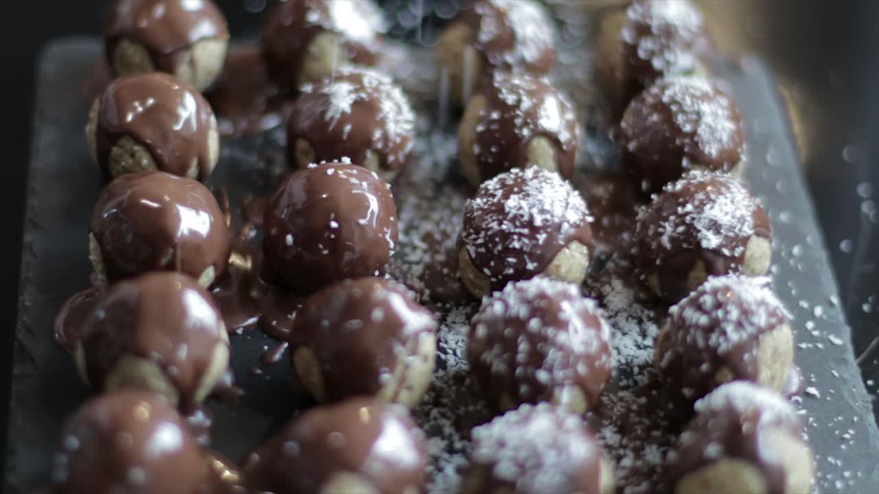 달콤한 초콜릿 볼에 코코넛 스프링클을 뿌린 것