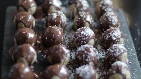 aspersión de chispas de coco en bolas de chocolate dulce
