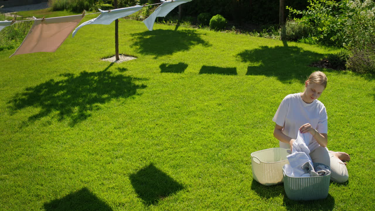 정원에서 세탁을 하는 여자