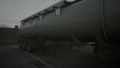 Tankwagen-Für-Den-Transport-Von-Kraftstoff-Zur-Petrochemischen-Ölraffinerie