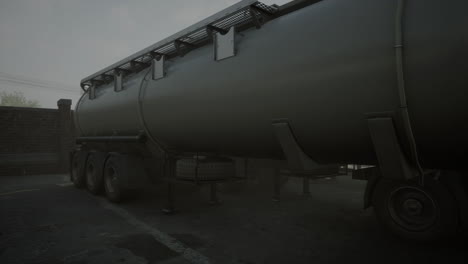 camión de combustible para el transporte de combustible a la refinería petroquímica de petróleo