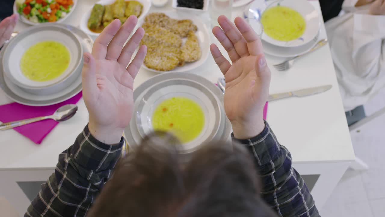 라마단에 이프타르 저녁 식사 전에 기도