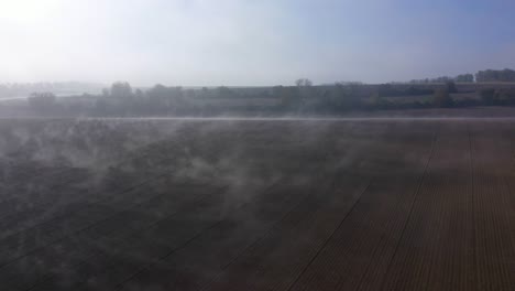 Nebelige-Ländliche-Landschaft-An-Einem-Friedlichen-Frühen-Morgen