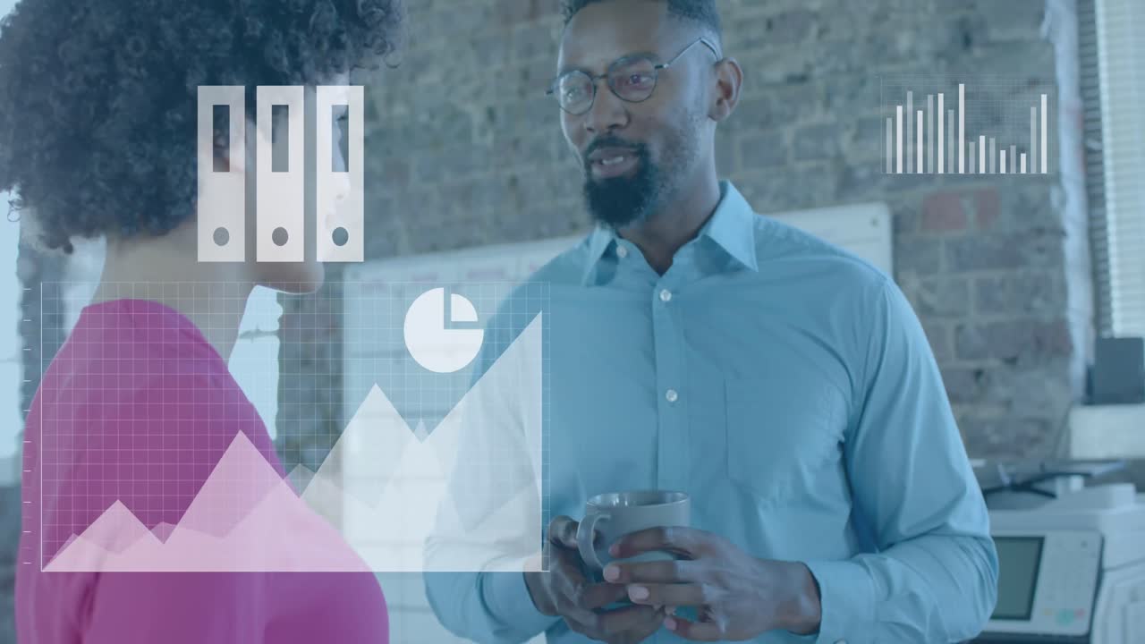 animación de iconos de medios sobre diversas personas de negocios que hablan en la oficina