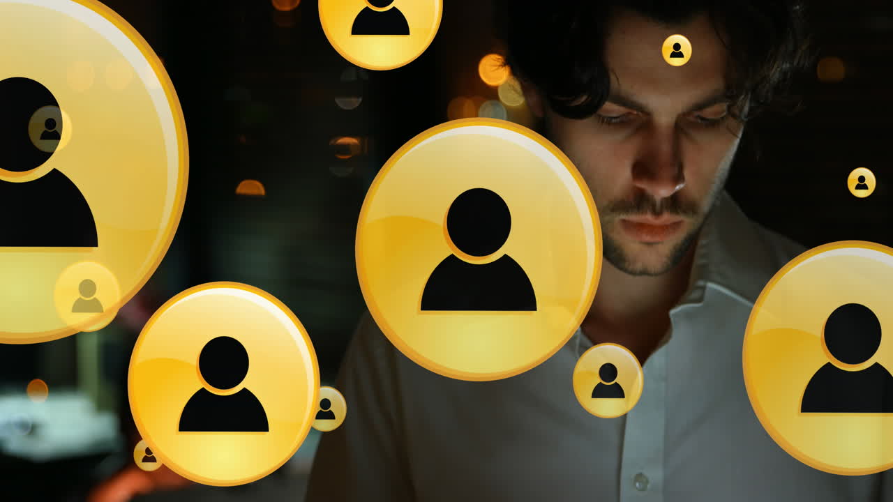 animación de iconos digitales con procesamiento de datos sobre empresario caucásico en la oficina