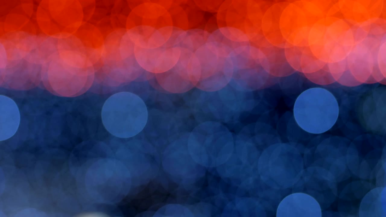 o fundo abstrato da noite está desfocado com um bom bokeh. luzes de natal borradas bokeh. pan através do borrado.