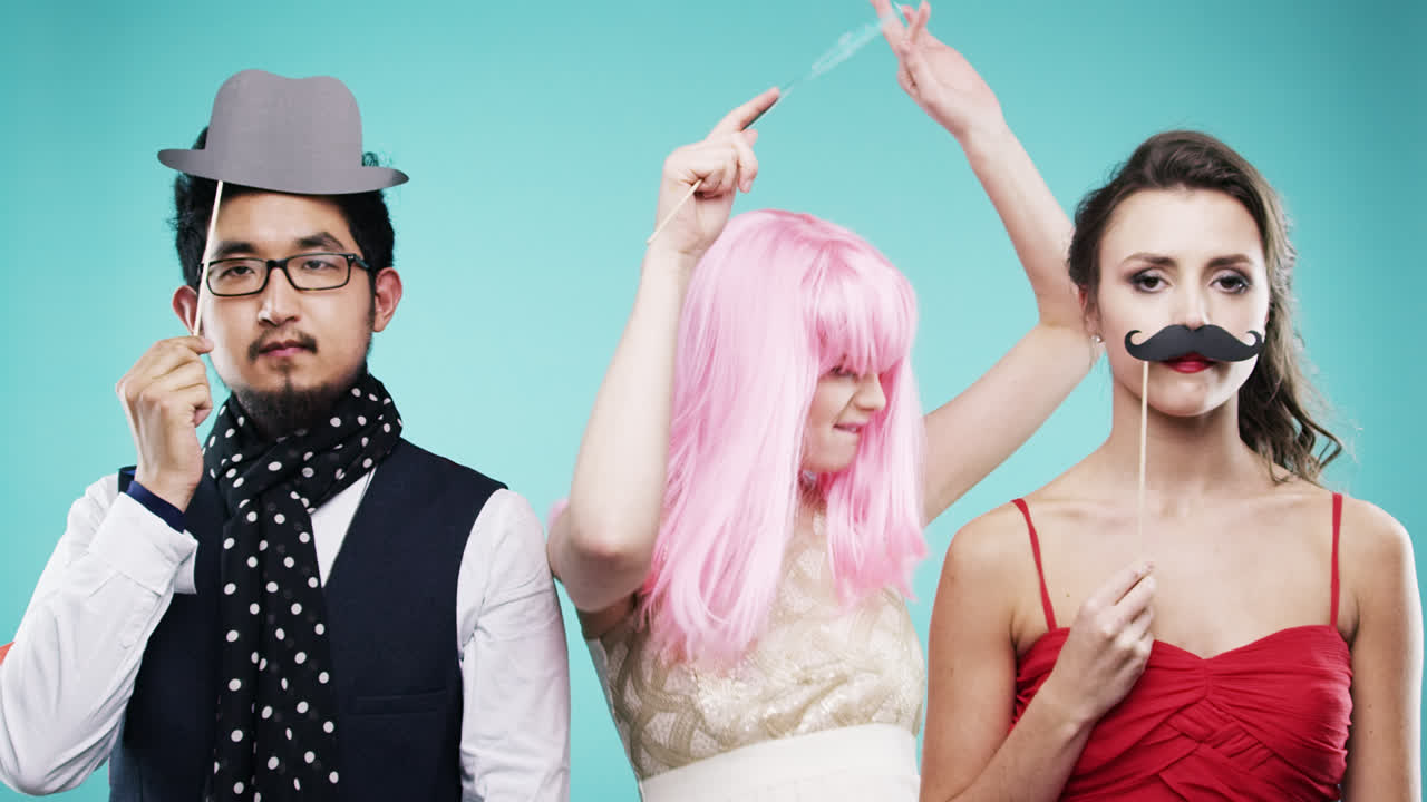 tres amigos atractivos bailando en la cabina de fotos de movimiento lento de la fiesta