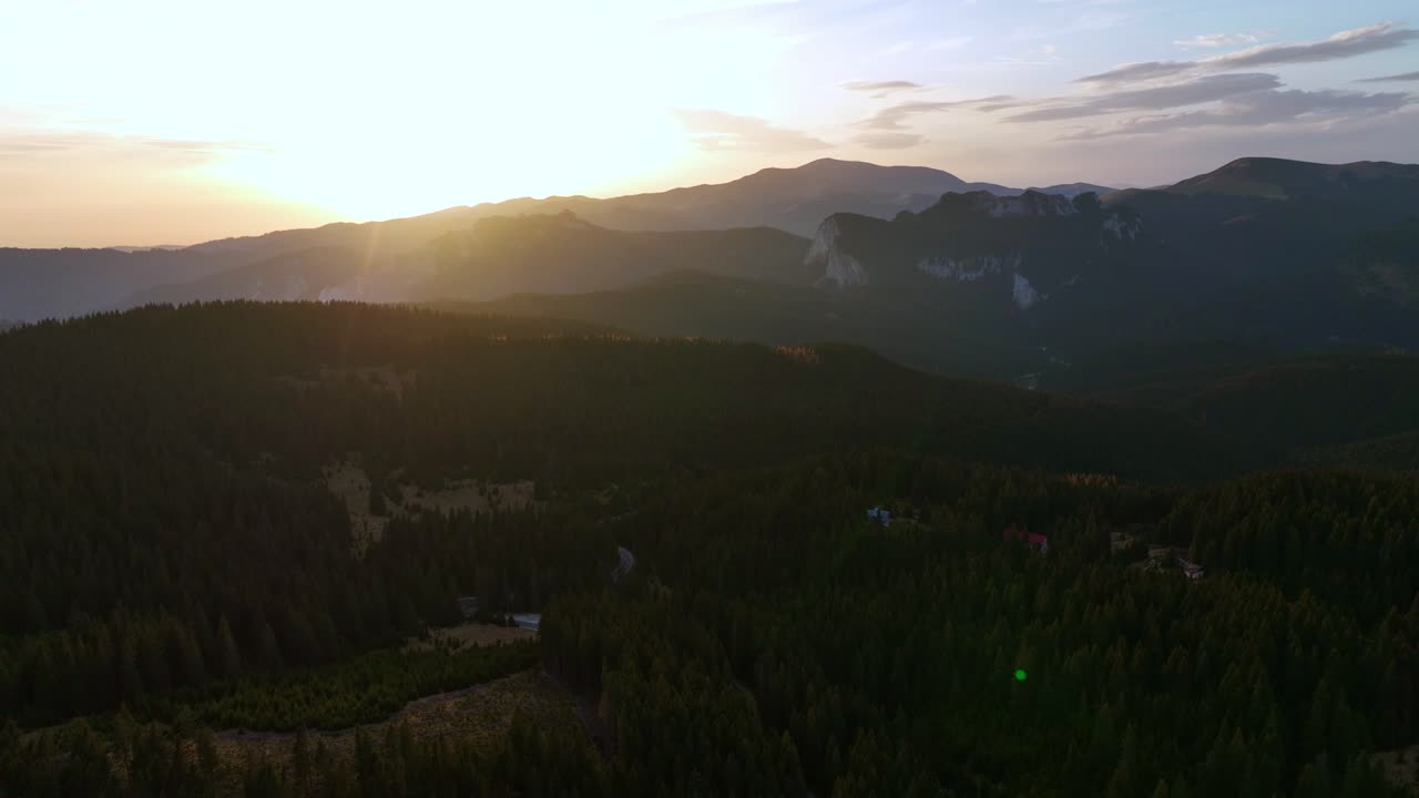 съемка с дрона мирно растущих деревьев в горах дичиу на золотом закате
